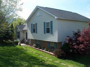 217 Skylite Dr, Hanover, PA 17331