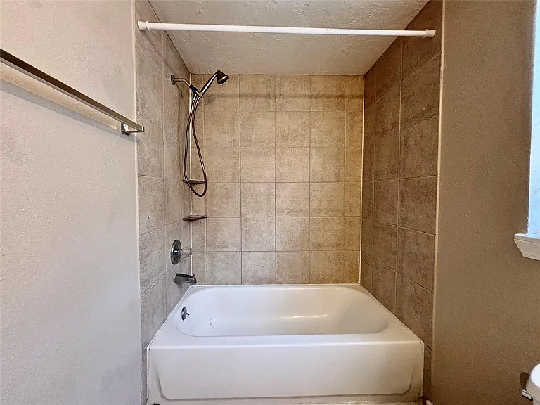 422 W Burleson St — Photo 5