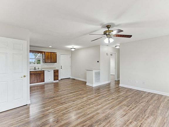 5th image of 286 Strawberry Dr