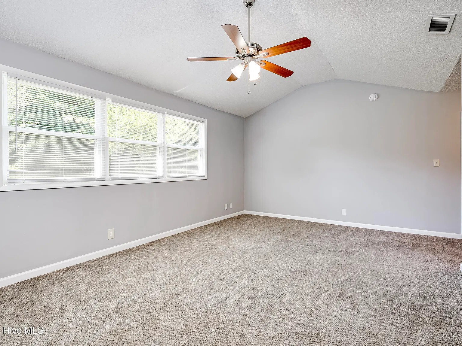 1 bed, 2.0 bath, 896 sqft, $995 — Photo 2