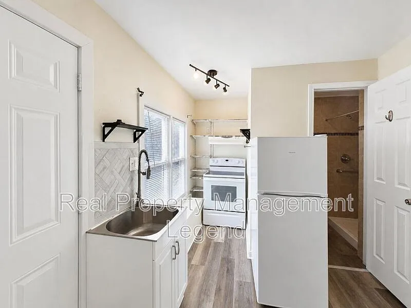1 bed, 1.0 bath, 300 sqft, $900 — Photo 3