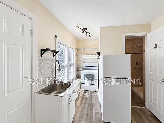 4th image of 933 Gillham Rd #933B