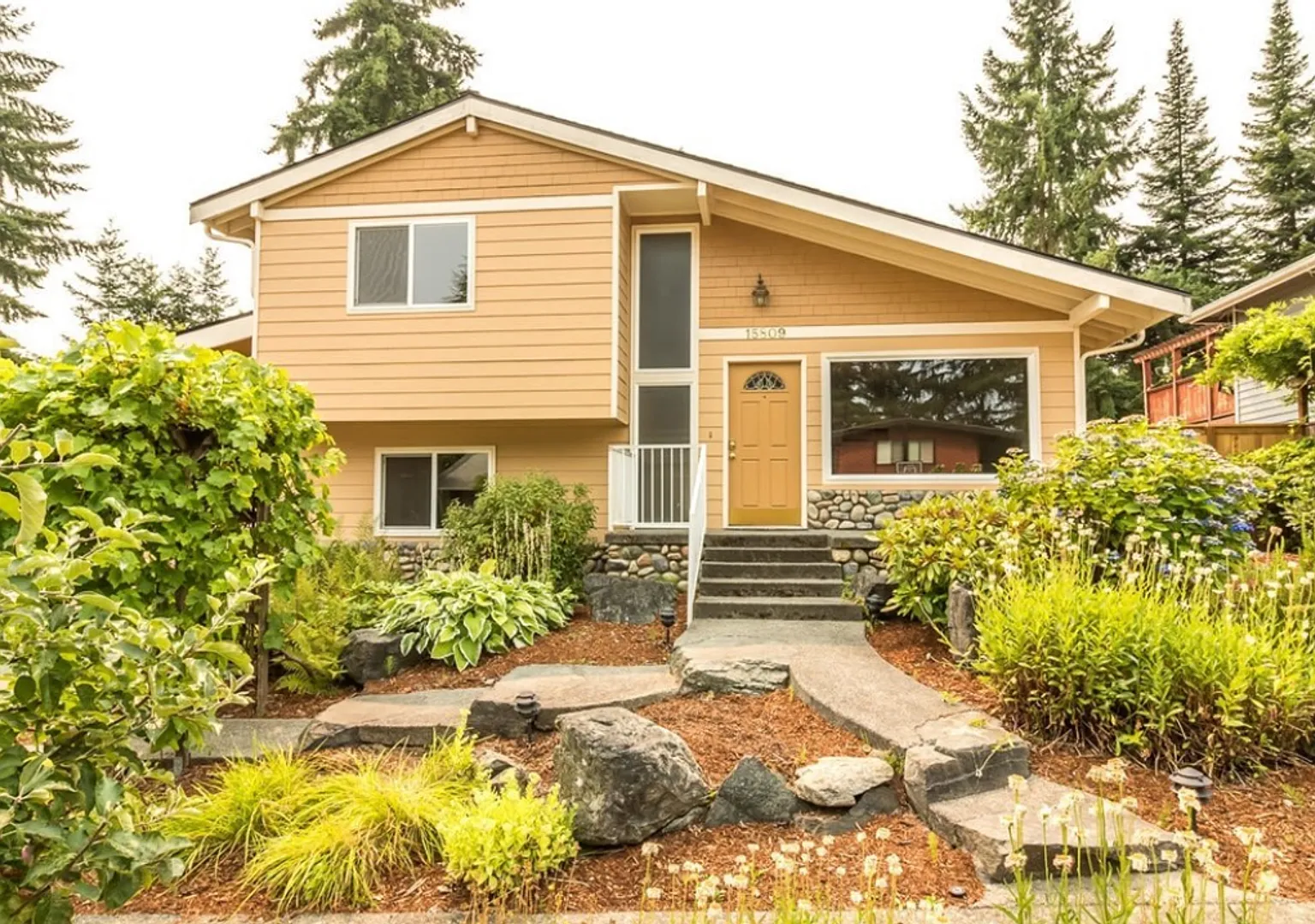 Charming 3-Bed, 2-Bath Tri-Level Home in Redmond, Steps from Marymoor Park" — Photo 1