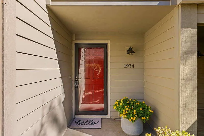 2 bed, 1.5 bath, 1030 sqft, $3,750 — Photo 2