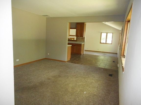 4th image of 225 Carnation Ln