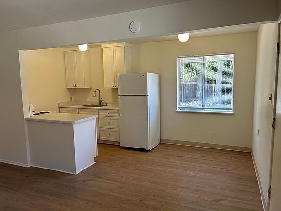 2nd image of 1530 Oakdale St #4