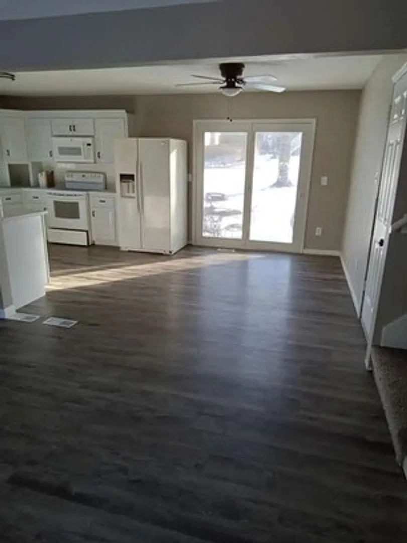 Available Now !! Large Sf In Lee's Summit — Photo 3