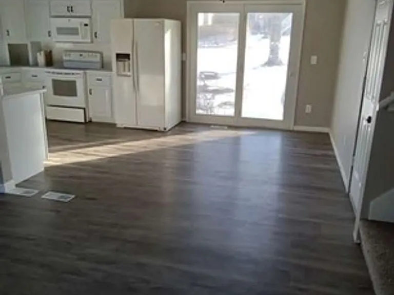 2409 NE Carousel Cir — Photo 1