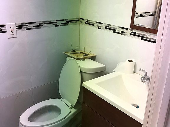5th image of 2825 Schurz Ave #1