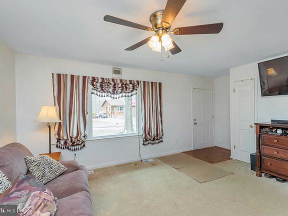 5th image of 207 Spotslee Dr