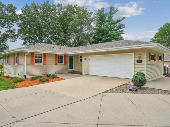 45 N Mentzer Rd, Robins, IA 52328