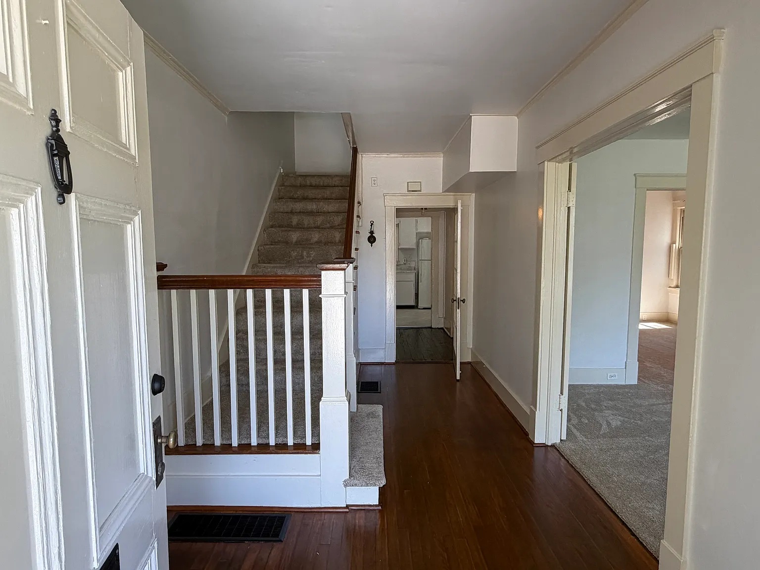 3 bed, 1.5 bath, 1900 sqft, $2,350 — Photo 2