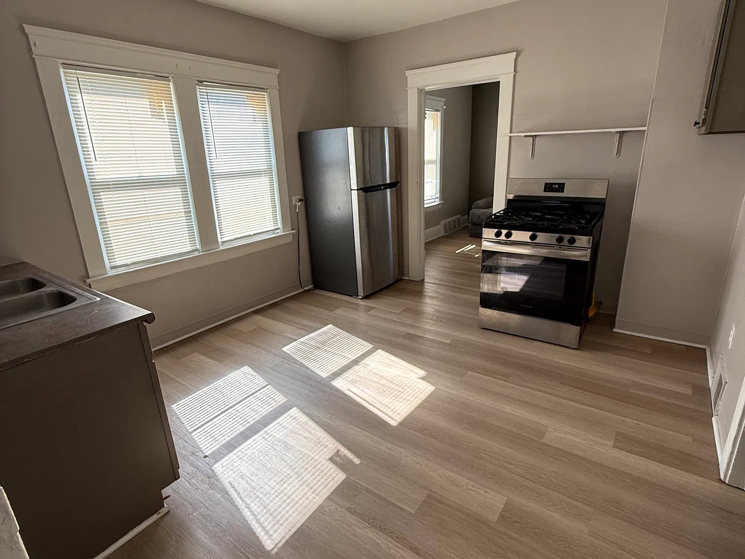 3 bed, 885 sqft, $995 — Photo 2