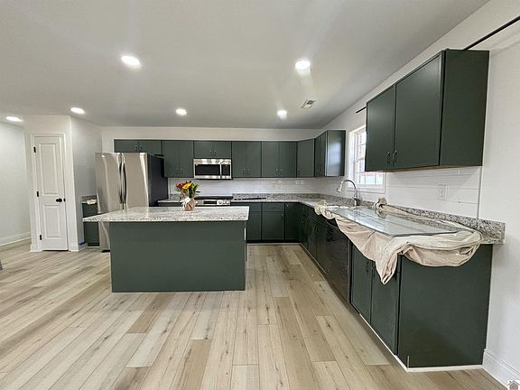 3rd image of 105 Clover Cres