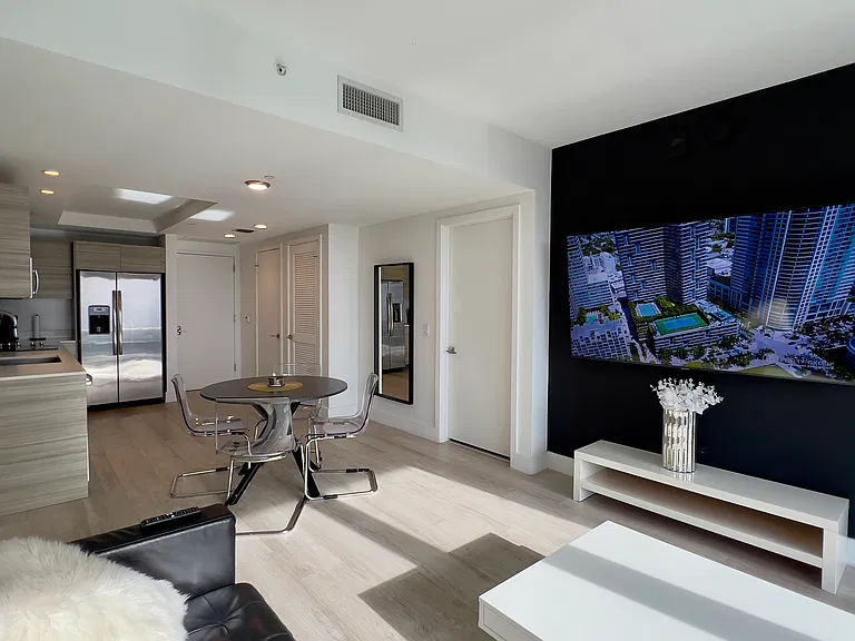 121 NE 34th St #910 — Photo 4