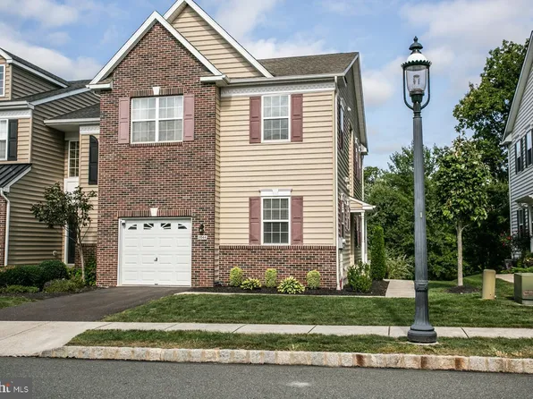 2044 Morgan Hill Dr, Pennsburg, PA 18073