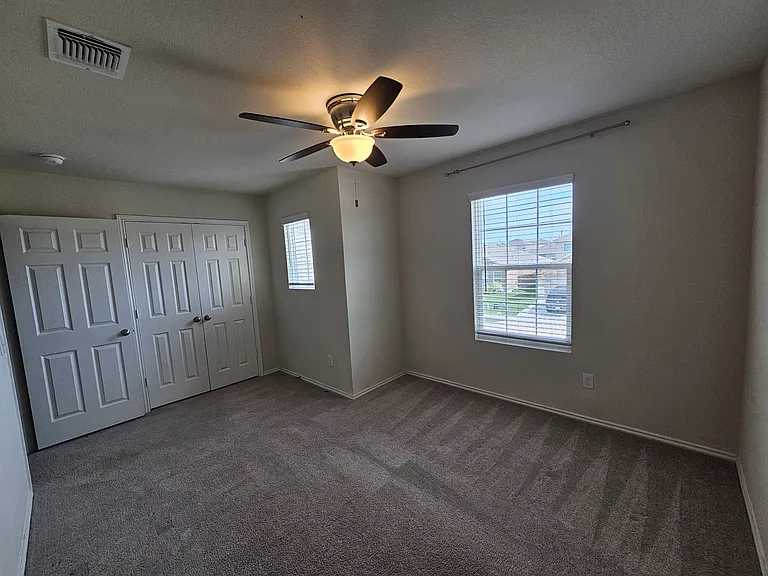 1045 Knightly Ln — Photo 11