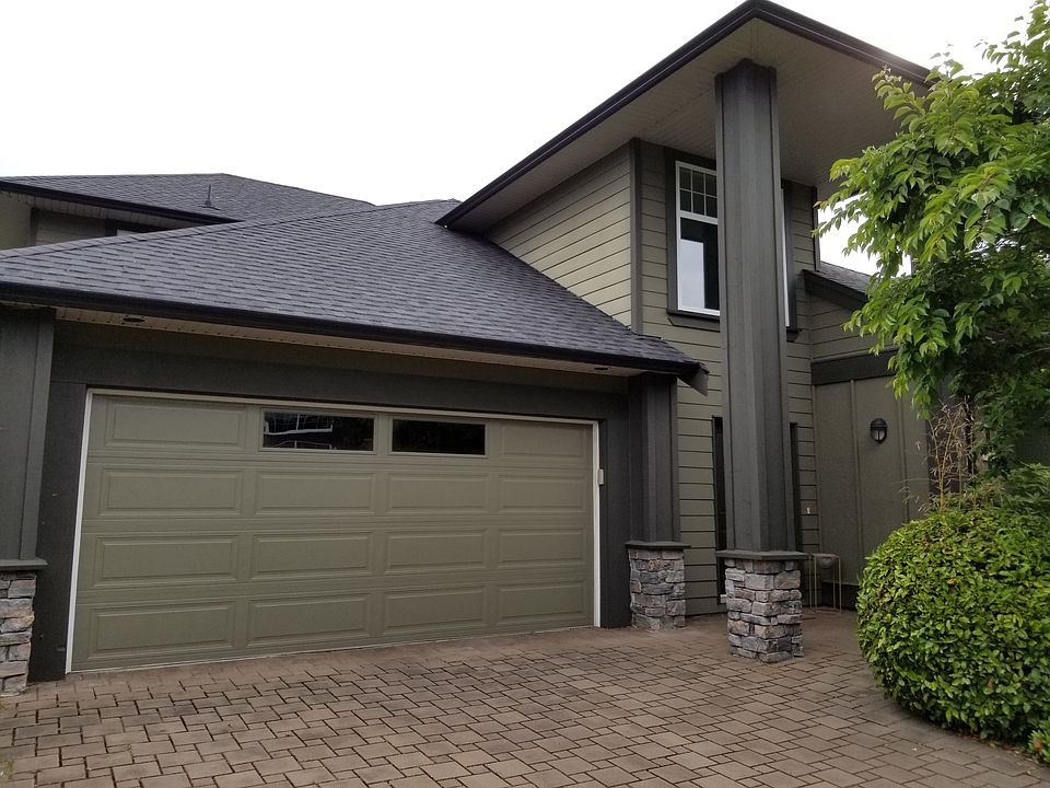 Detatched, two storey home in quiet Gordon Head neighbourhood