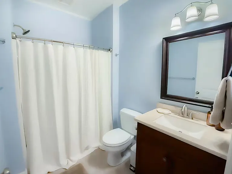 Upstairs Full Bathroom