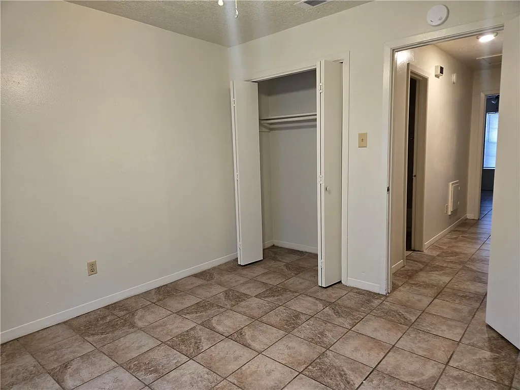 4 bed, 1860 sqft, $975 — Photo 4