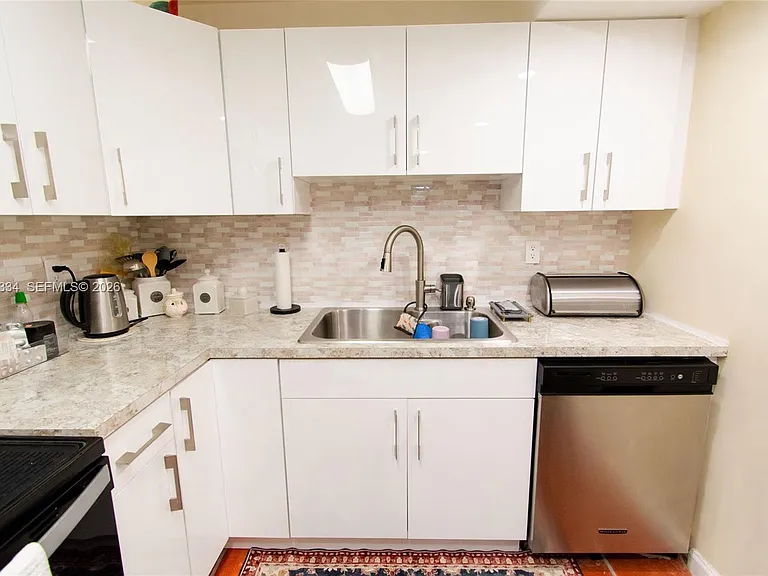 1621 Collins Ave #205 — Photo 5