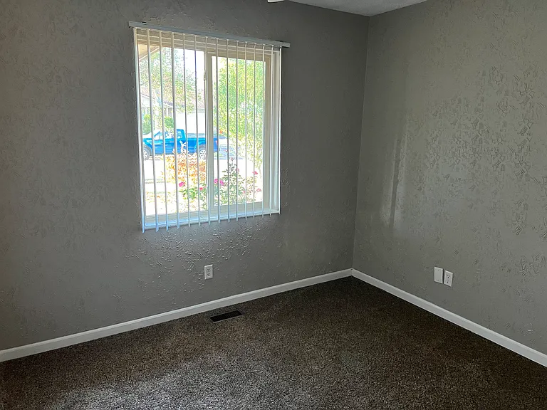 304 Highland Dr — Photo 4