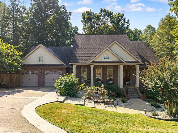 3rd image of 139 Briar Ln