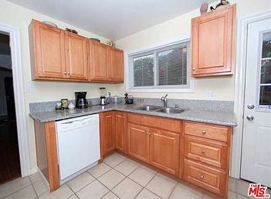 3rd image of 1126 Poinsettia Dr