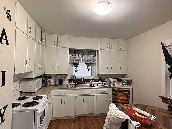 3rd image of 982 12th STREET W