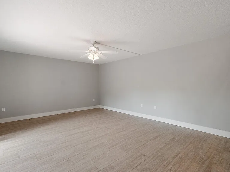 825 Center St — Photo 16