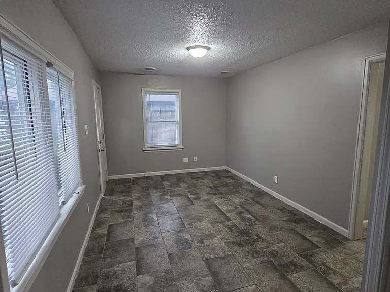 1739 S Glenn St — Photo 6