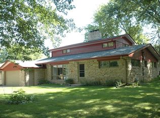 8128 N Navajo Rd, Fox Pt, WI 53217