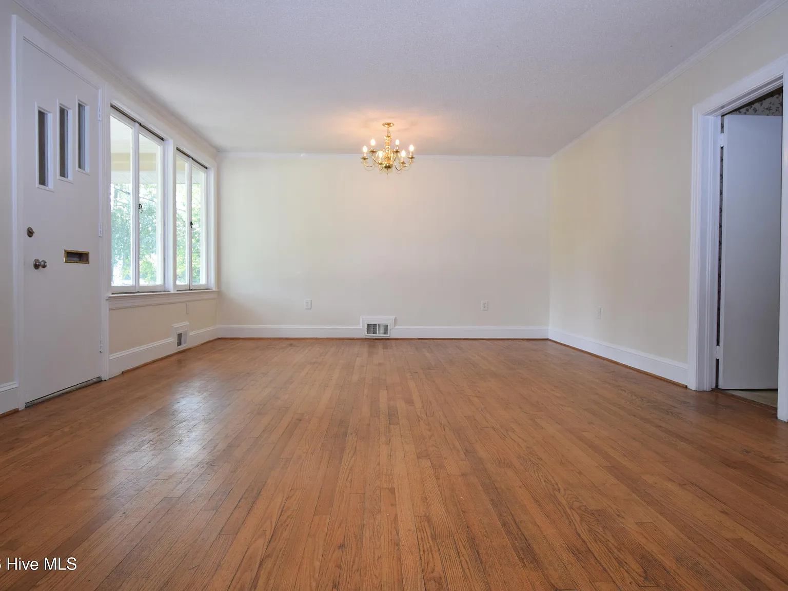 3 bed, 2.0 bath, 1445 sqft, $1,750 — Photo 2
