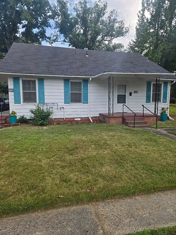 3 bed, 1.5 bath, 828 sqft, $900 — Photo 1
