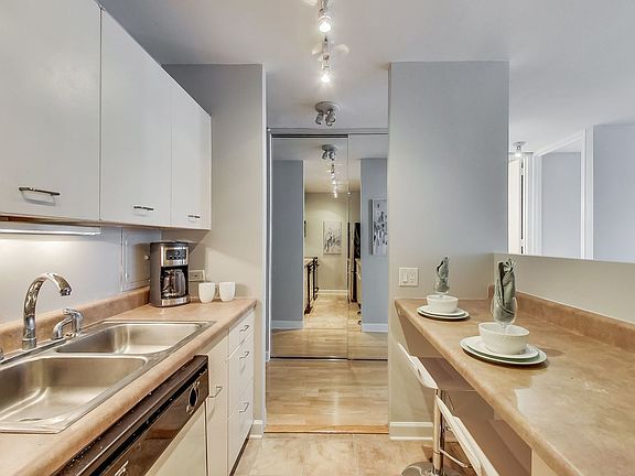 4th image of 535 N Michigan Ave APT 712