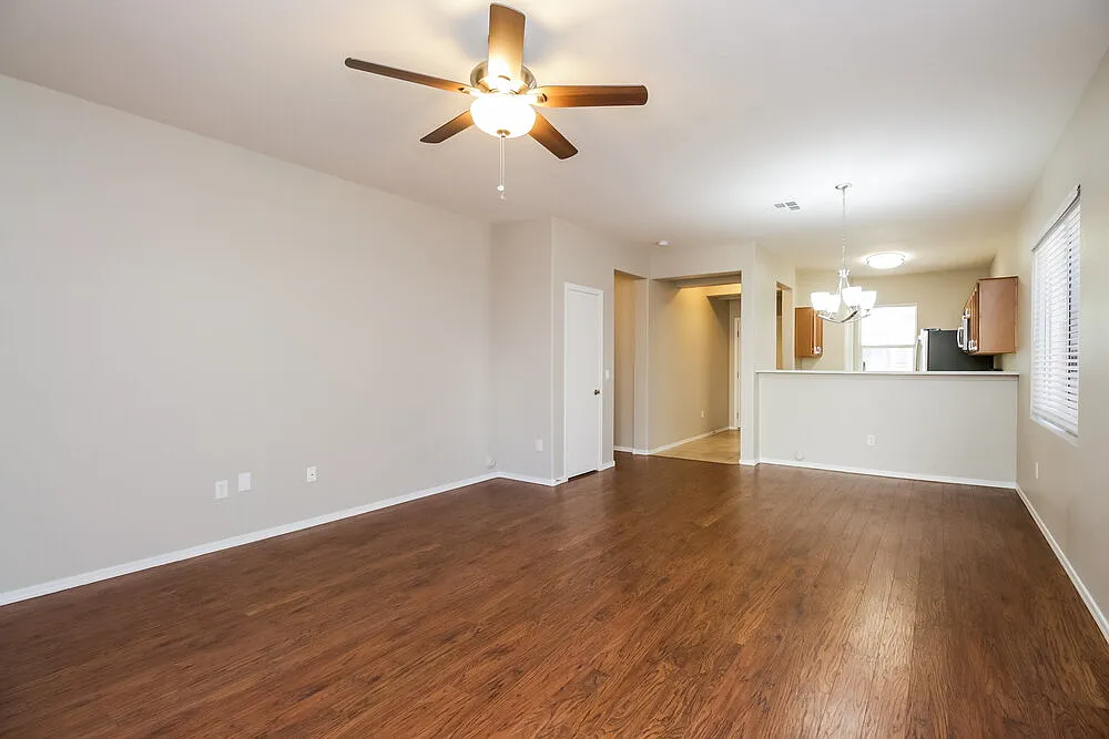 3 bed, 2.0 bath, 1306 sqft, $2,110 — Photo 3