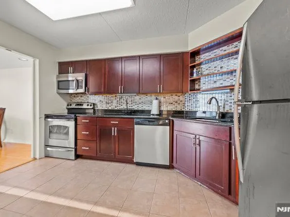 1055 River Road image 1 of 37