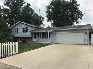 905 Maple Ln, Sterling, IL 61081
