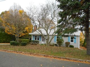52 Briarwood Ln, Milford, CT 06460