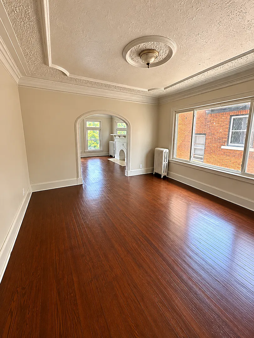 2719 Glendale — Photo 2