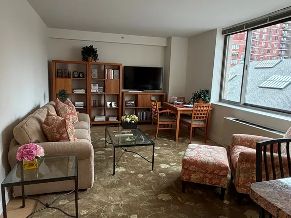 1500 Lexington Avenue image 2 of 16