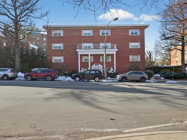 100 S Middle Neck Road #305, Great Neck, NY 11021