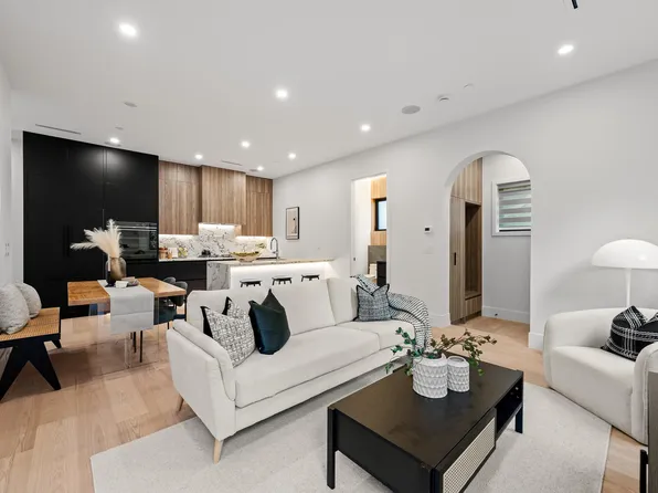 5034 Granville St #1, Vancouver, BC V6M 3B2