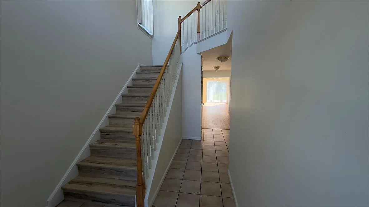 3 bed, 2.5 bath, 2296 sqft, $3,000 — Photo 2