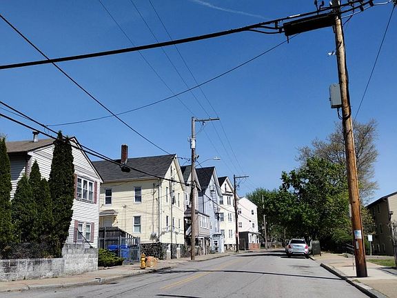 4th image of 225 Pleasant St