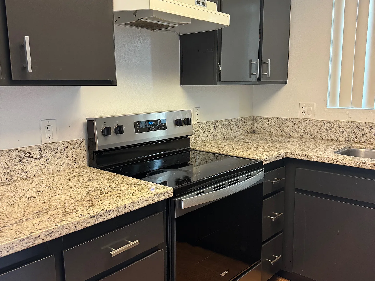 2 bed, 1.5 bath, 875 sqft, $2,450 — Photo 3