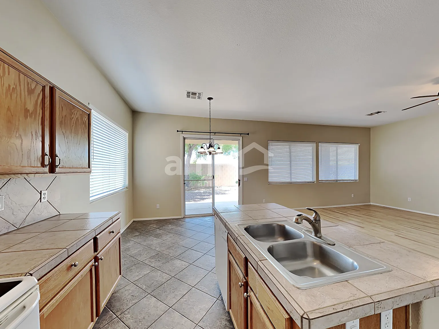 3 bed, 2.0 bath, 1764 sqft, $2,095 — Photo 4