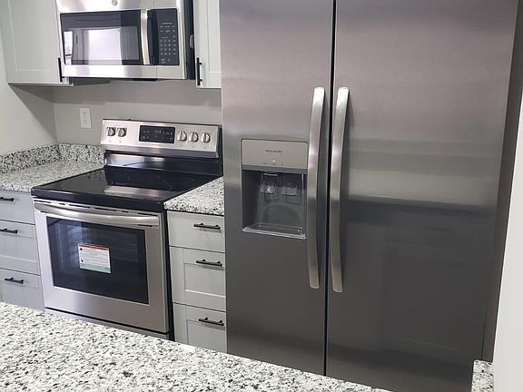 4th image of 909 Woodbridge Ct Unit B
