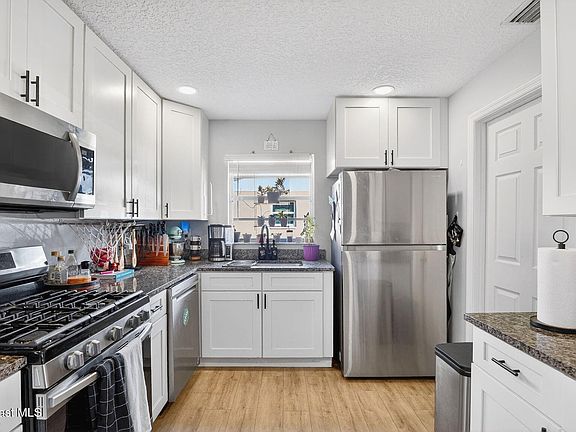 3rd image of 1021 Lakemoor Blvd