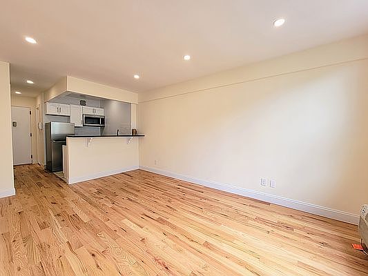 4th image of 205 W 13th St #4S